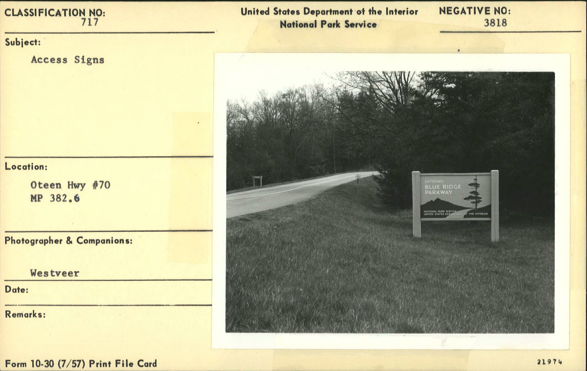 Access signs onto Parkway