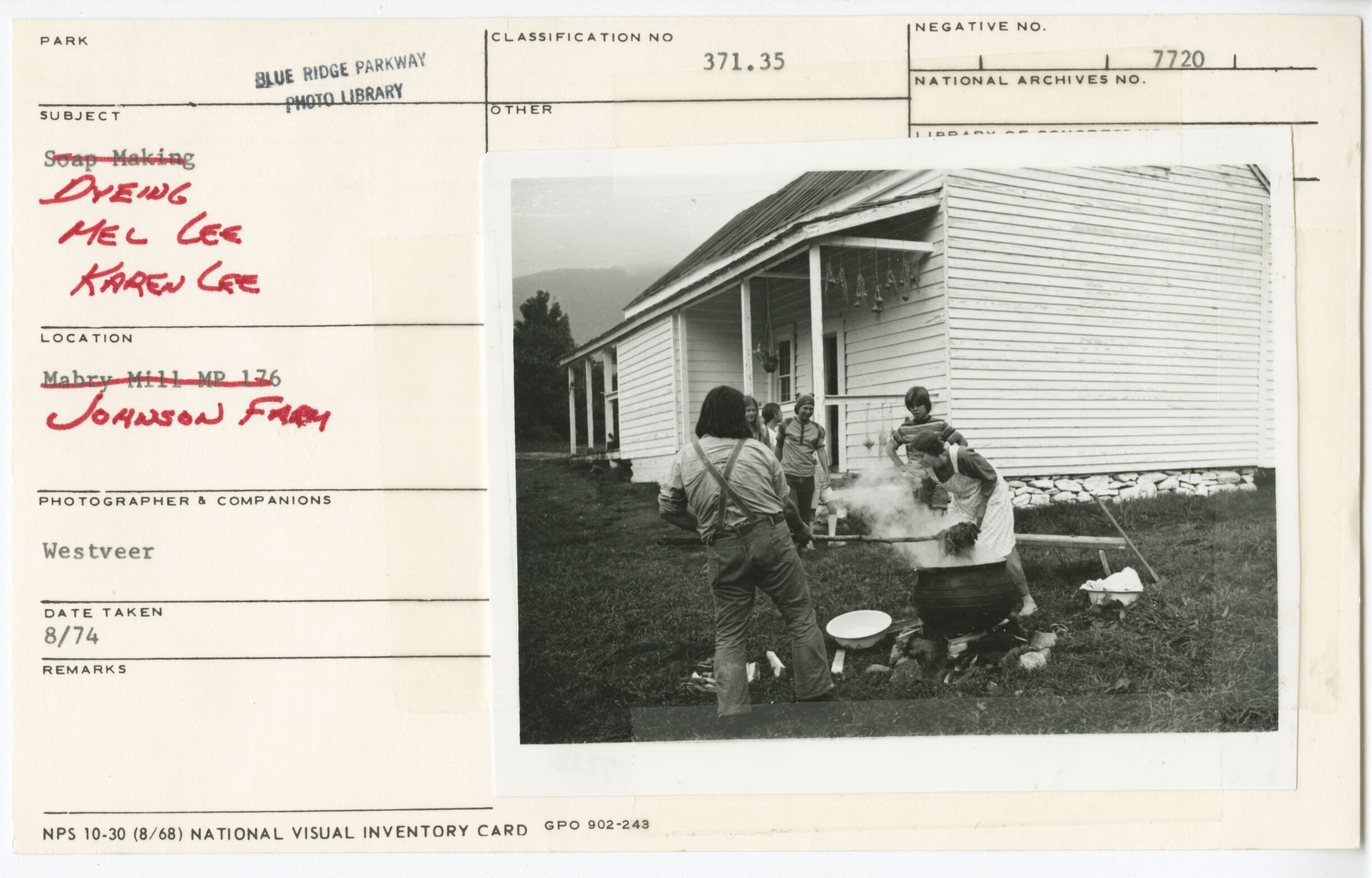 Mel and Karen Lee demonstrating dyeing to visitors