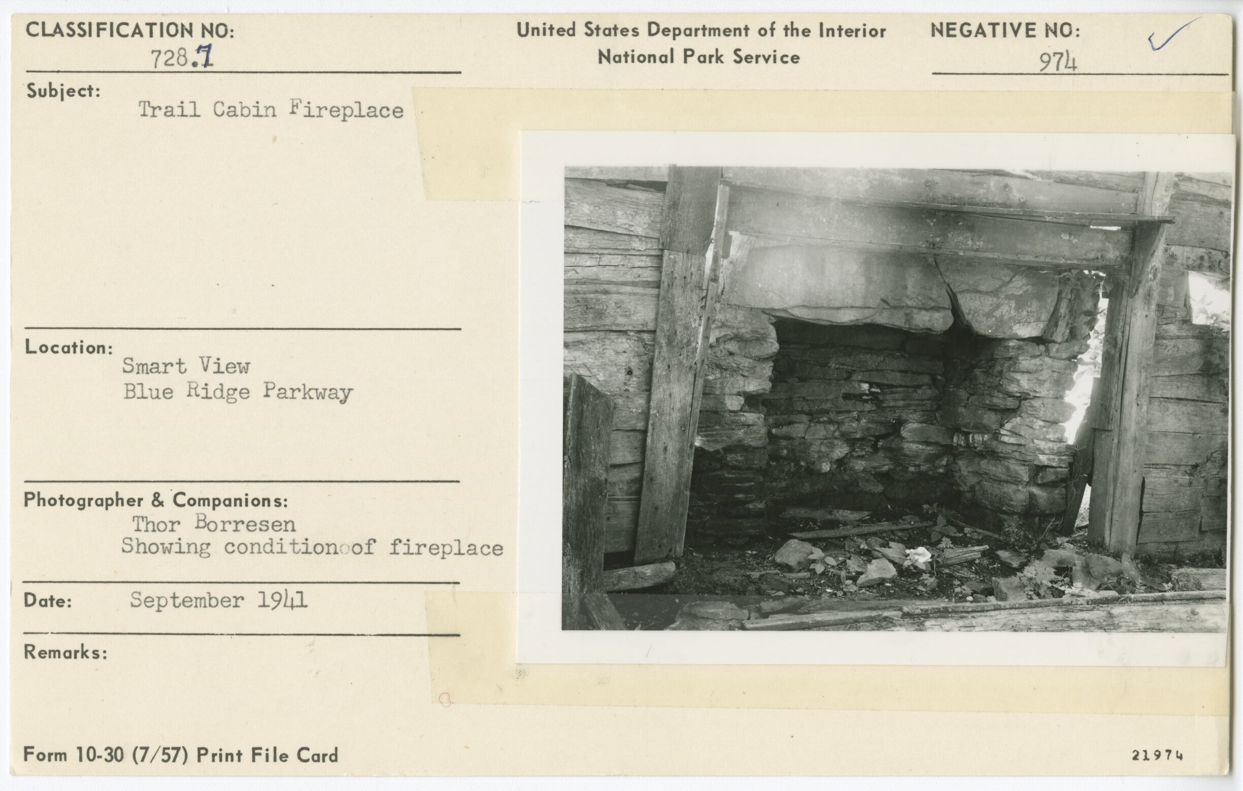 Smart View Trails Cabin showing fireplace