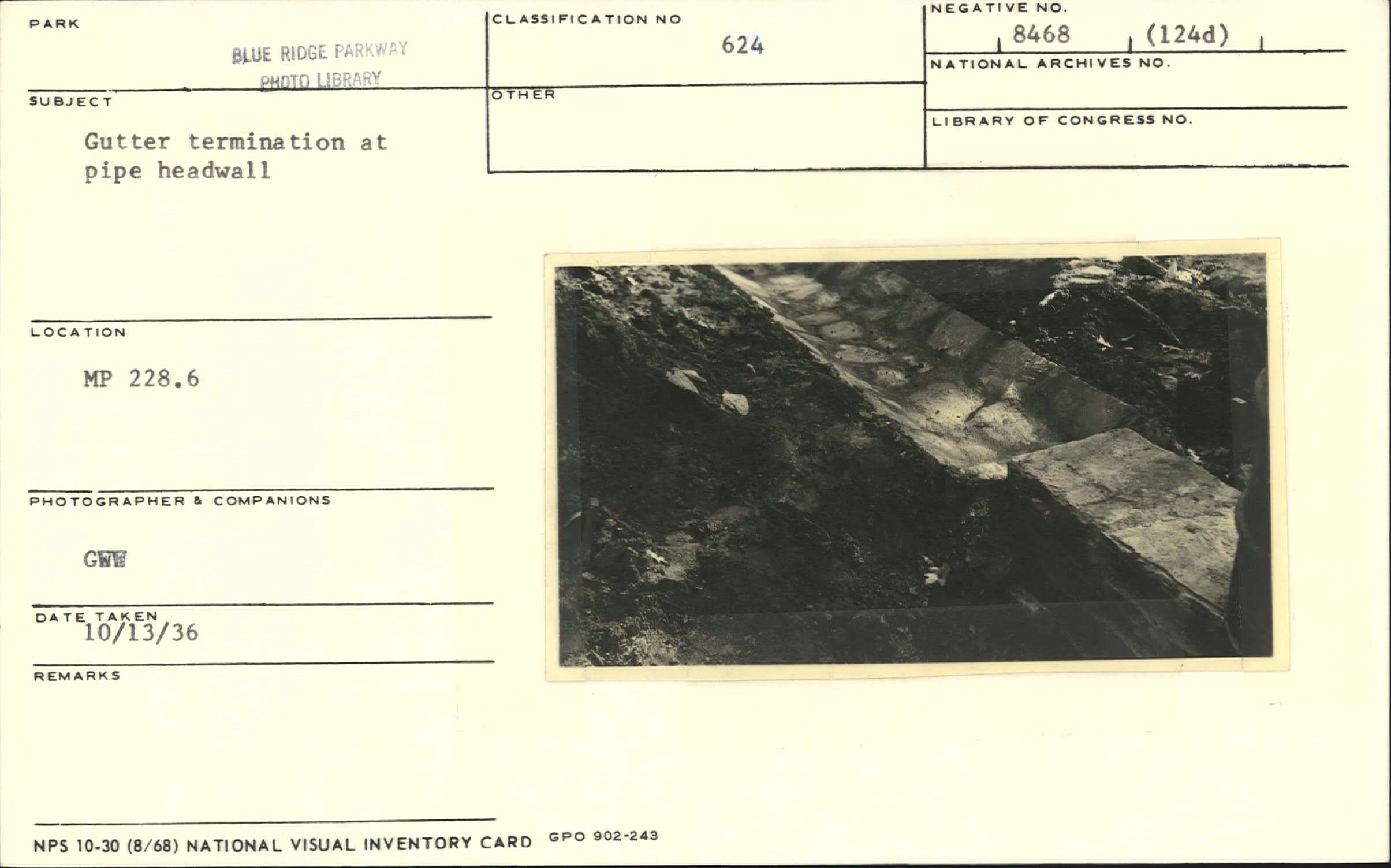 Gutter termination at pipe headwall