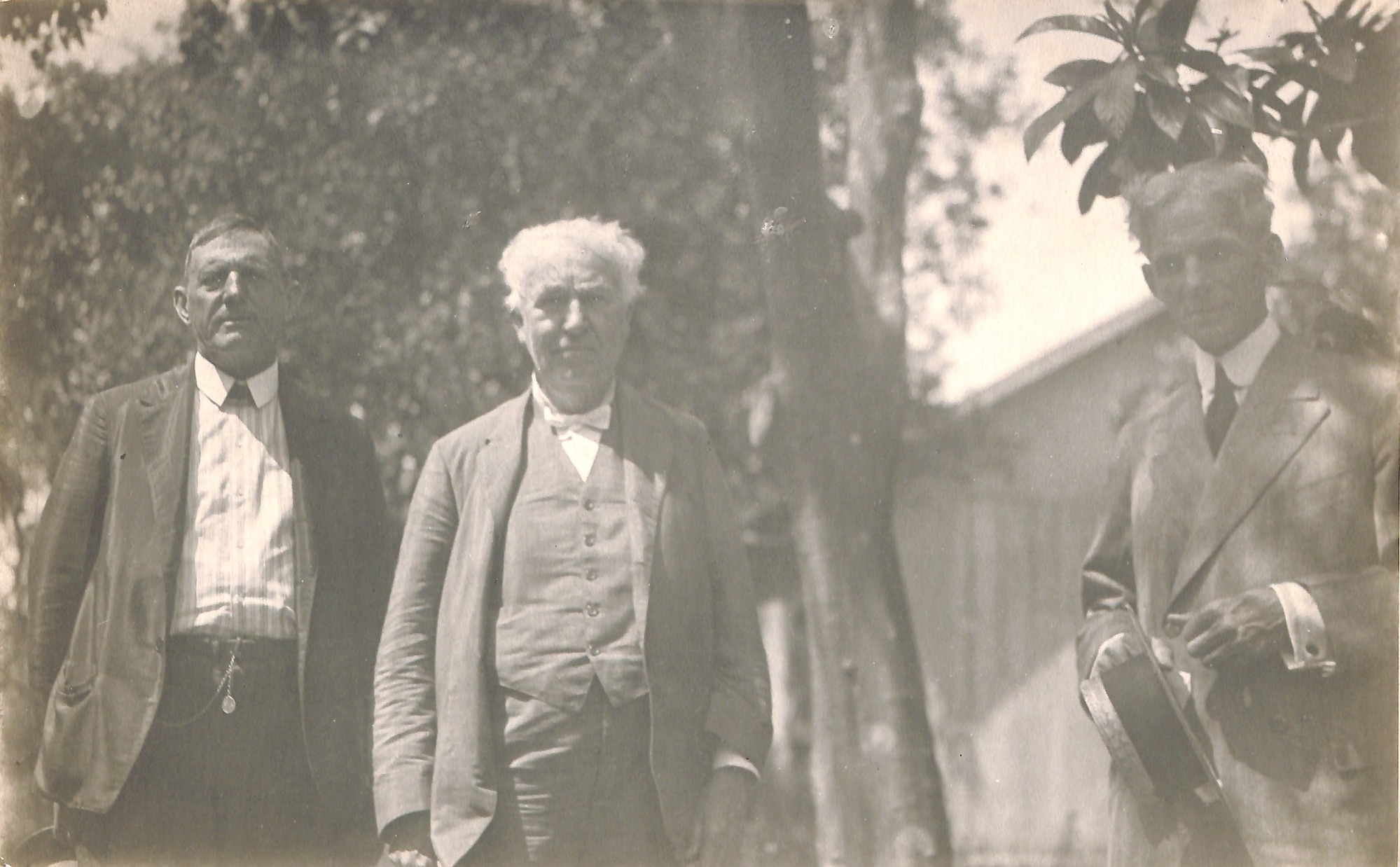 Thomas Edison in Fort Myers, Florida with Henry Ford (on right)