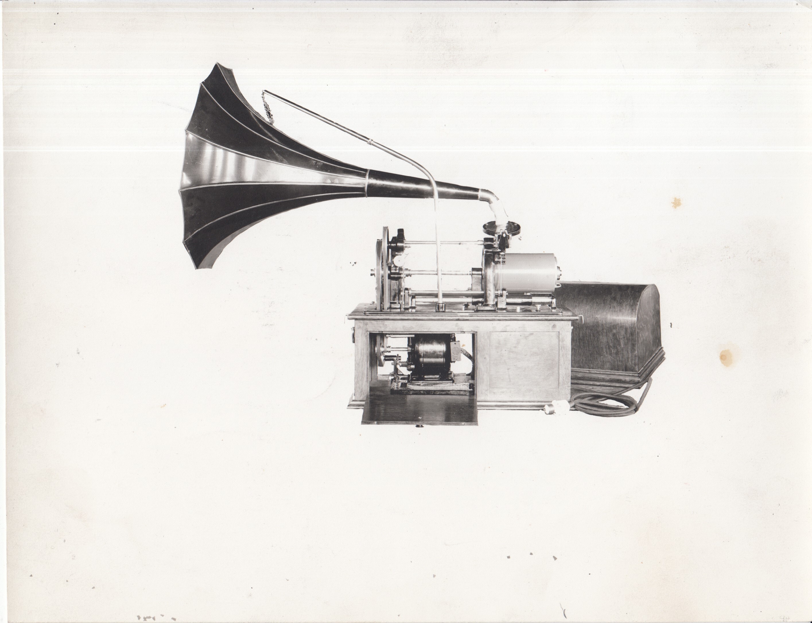 Edison kinetophonograph.