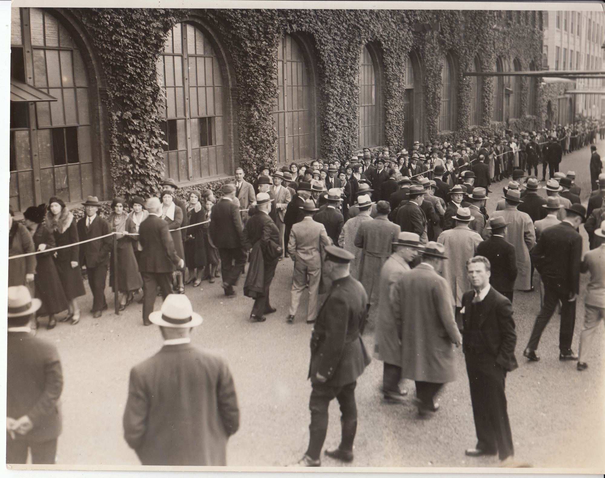 Crowds filing into Building 5 of Thomas Edison's West Orange Laboratory to view Edison's body. Same photo as 14.500.14 but mirrored.