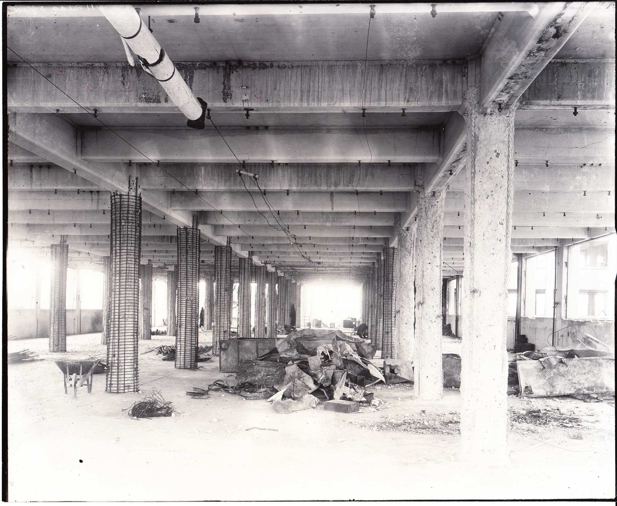 Columns with and without steel bindings.