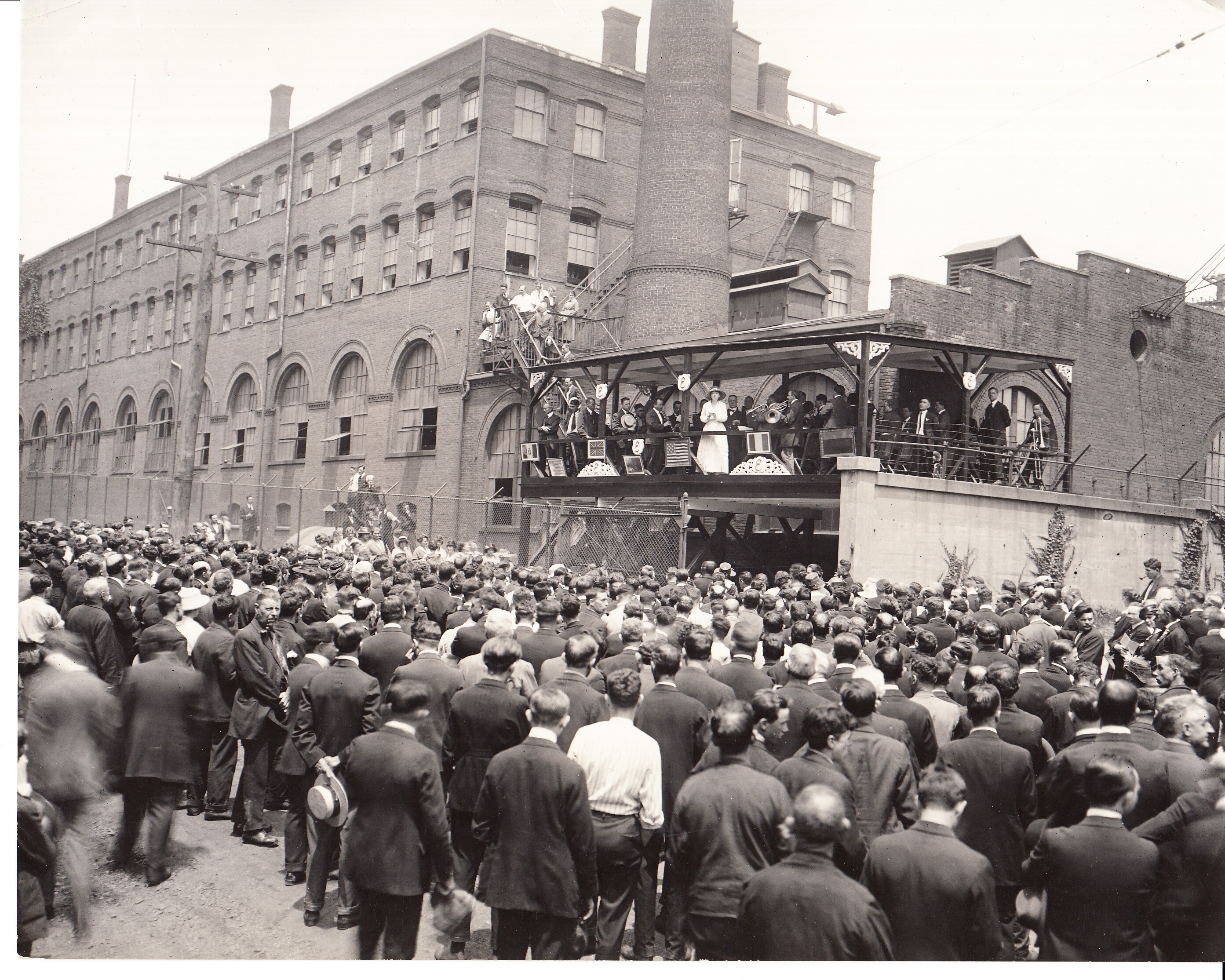 Woman singing on grandstand at Liberty Loan rally on Lakeside Avenue outside Laboratory Building 5.