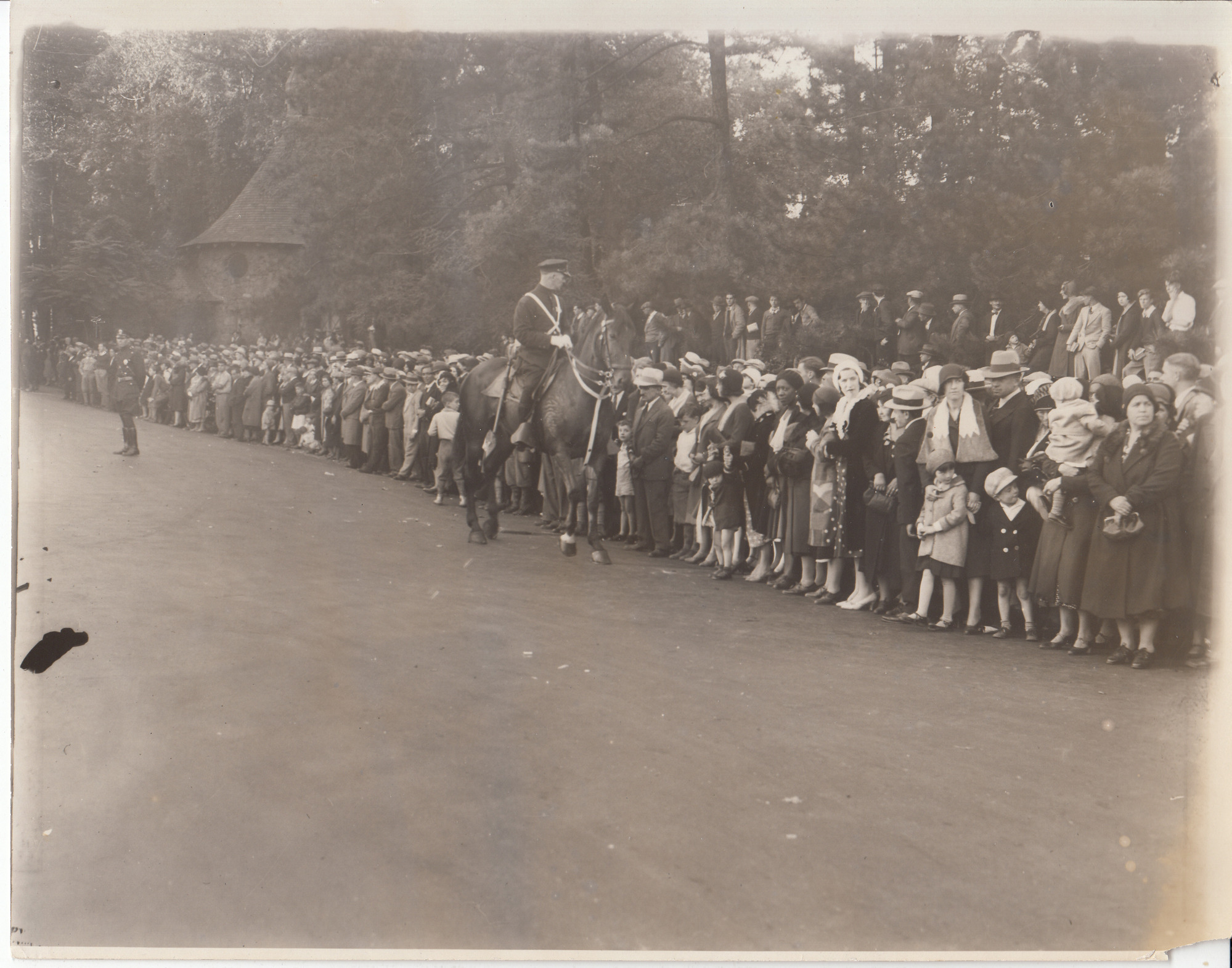 Crowds on sidewalk near entrance to Llewellyn Park awaiting Thomas Edison's funeral procession.