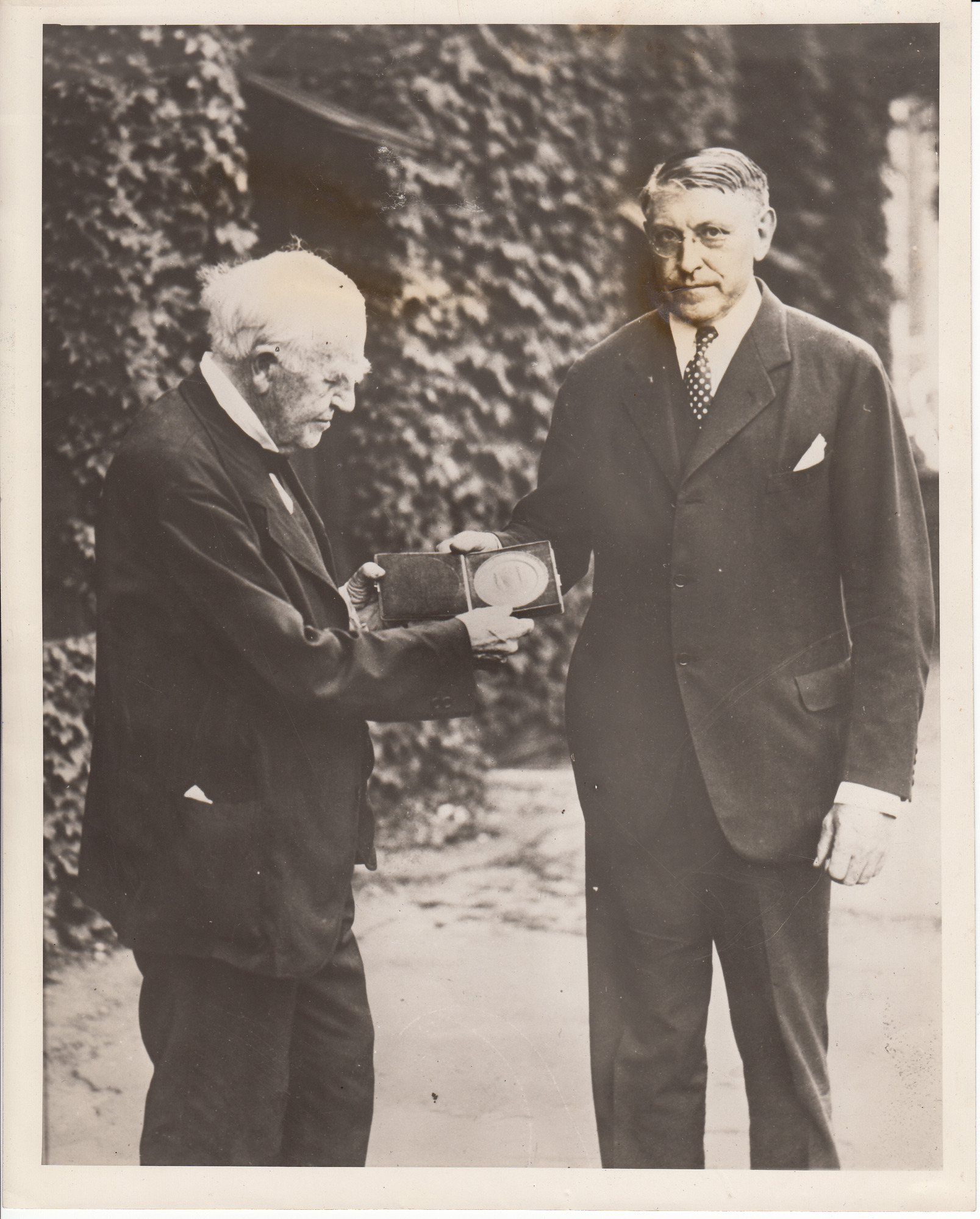 Owen D. Roberts, Associate Justice of the U.S. Supreme Court, presenting Thomas Edison with the John Scott Medal for Scientific Achievement.
