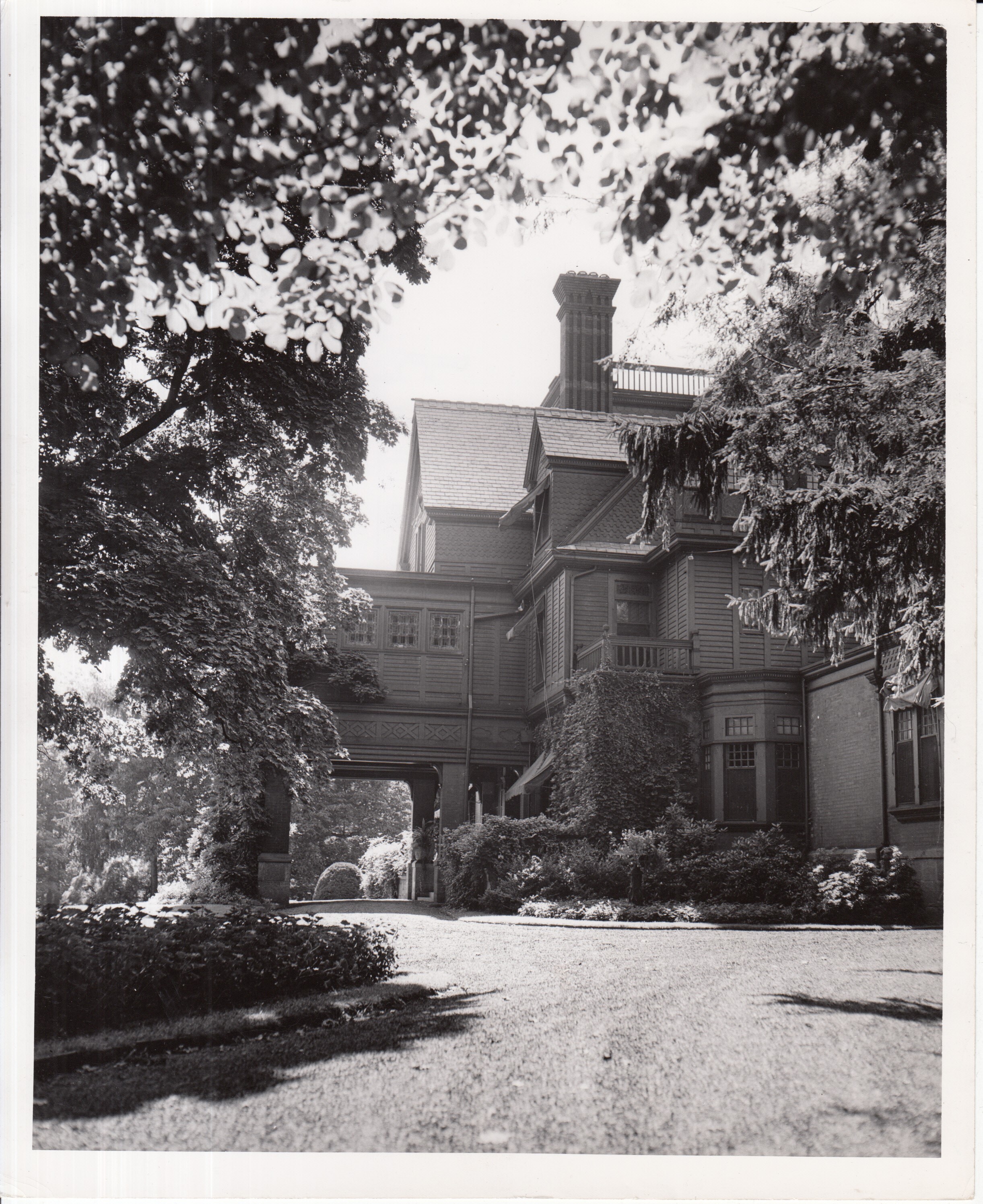 Glenmont, exterior, driveway to front entrance.