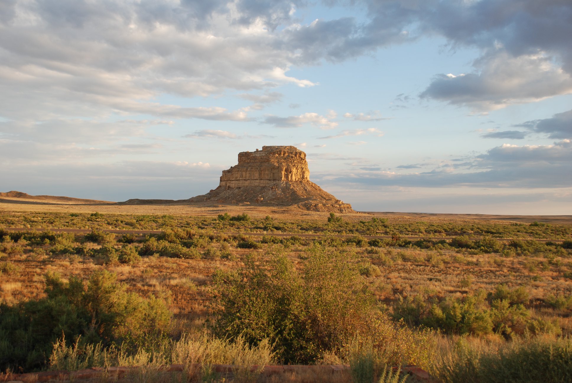 A far shot of Fajada Butte showing the landscape around.