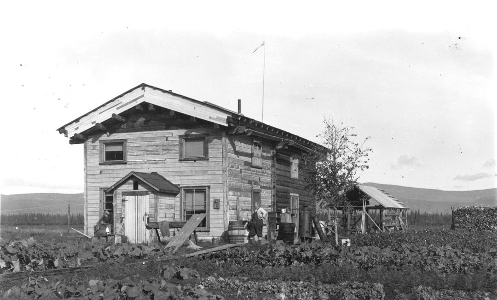 Black-and-white photo of Slaven's Roadhouse in 1938