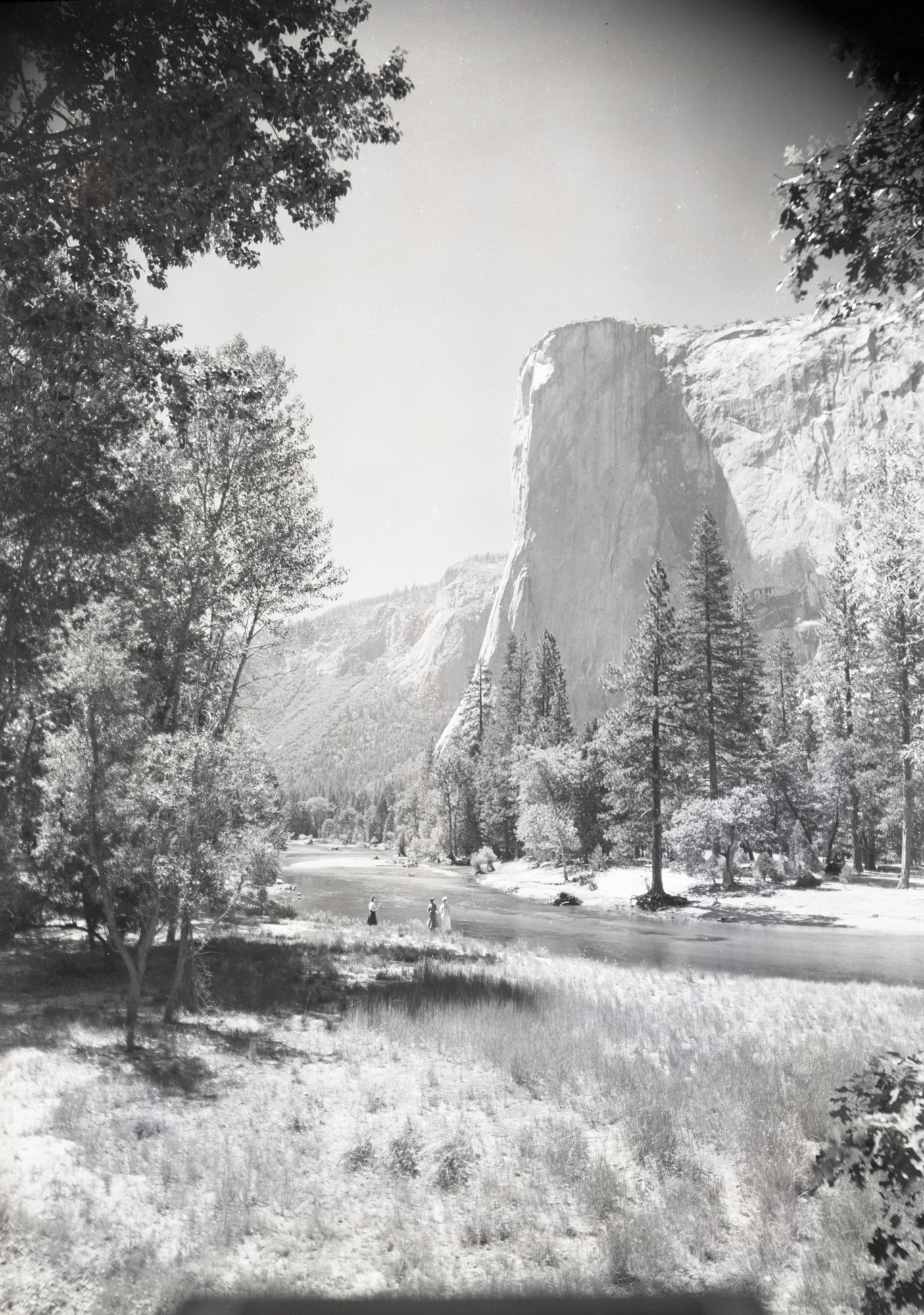 Wide angle with figures.