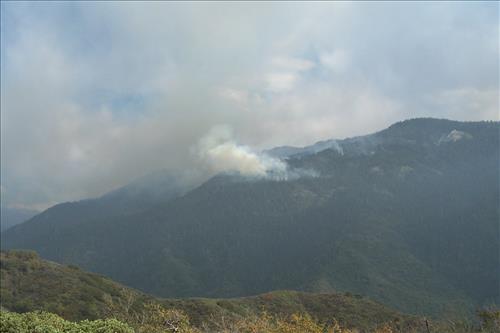 Smoke columns and smoke dispersal patterns from Tar Gap Prescribed Fire, Sequoia and Kings Canyon National Parks, fall 2002