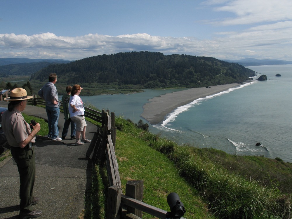 Ranger with family at Klamath River Overlook.