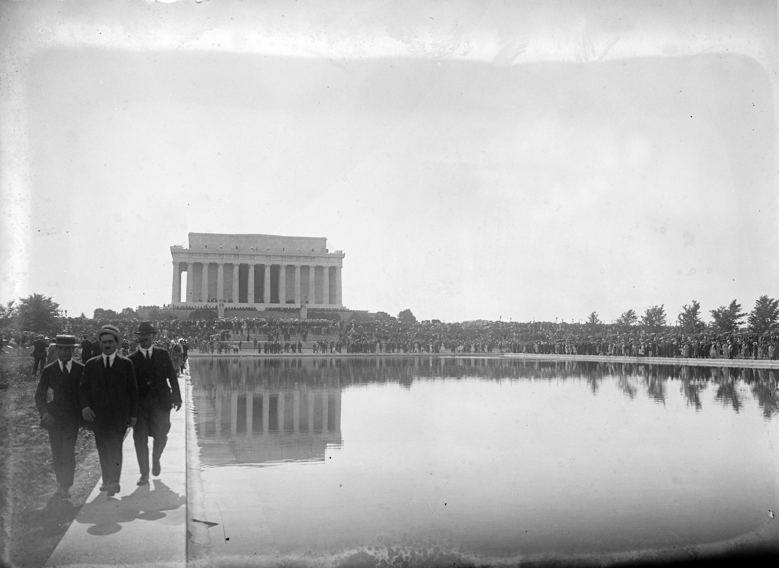 Lincoln Memorial with crowd along Reflecting Pool.