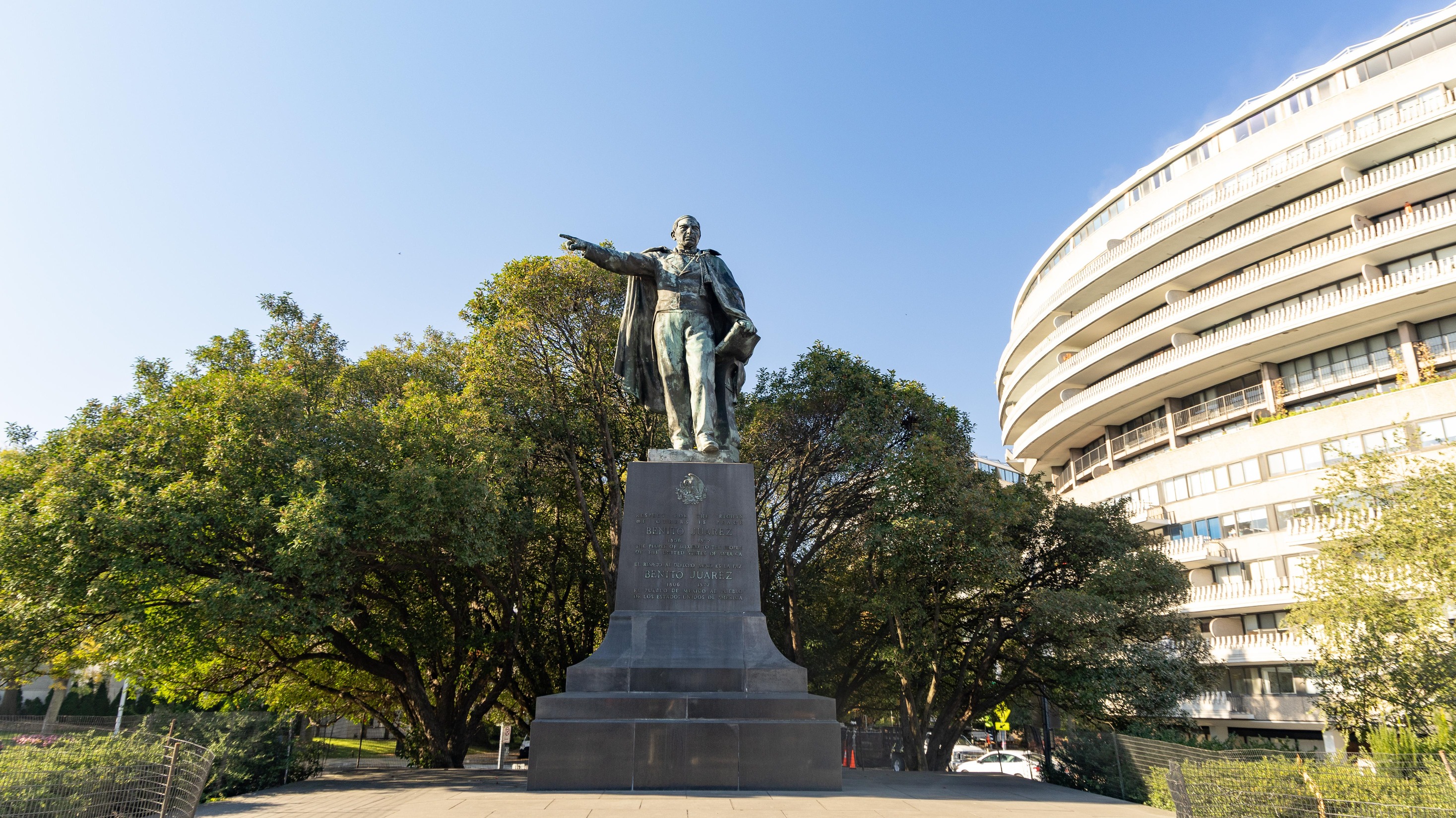 A statue of a man pointing into the distance
