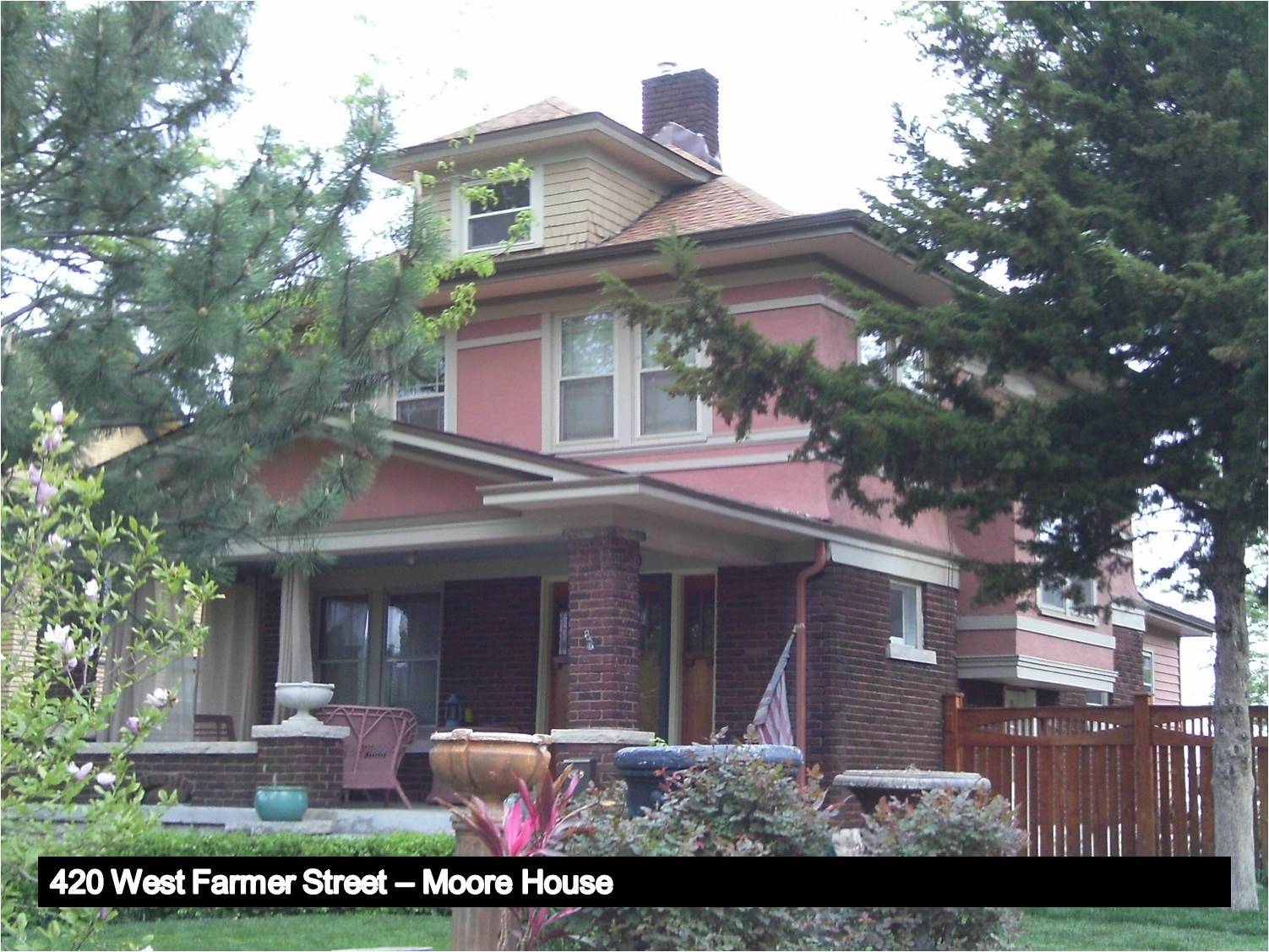 Image of the Bungalow-style Moore House.