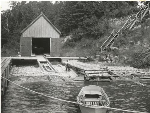 APIS, Devils Island Boathouse