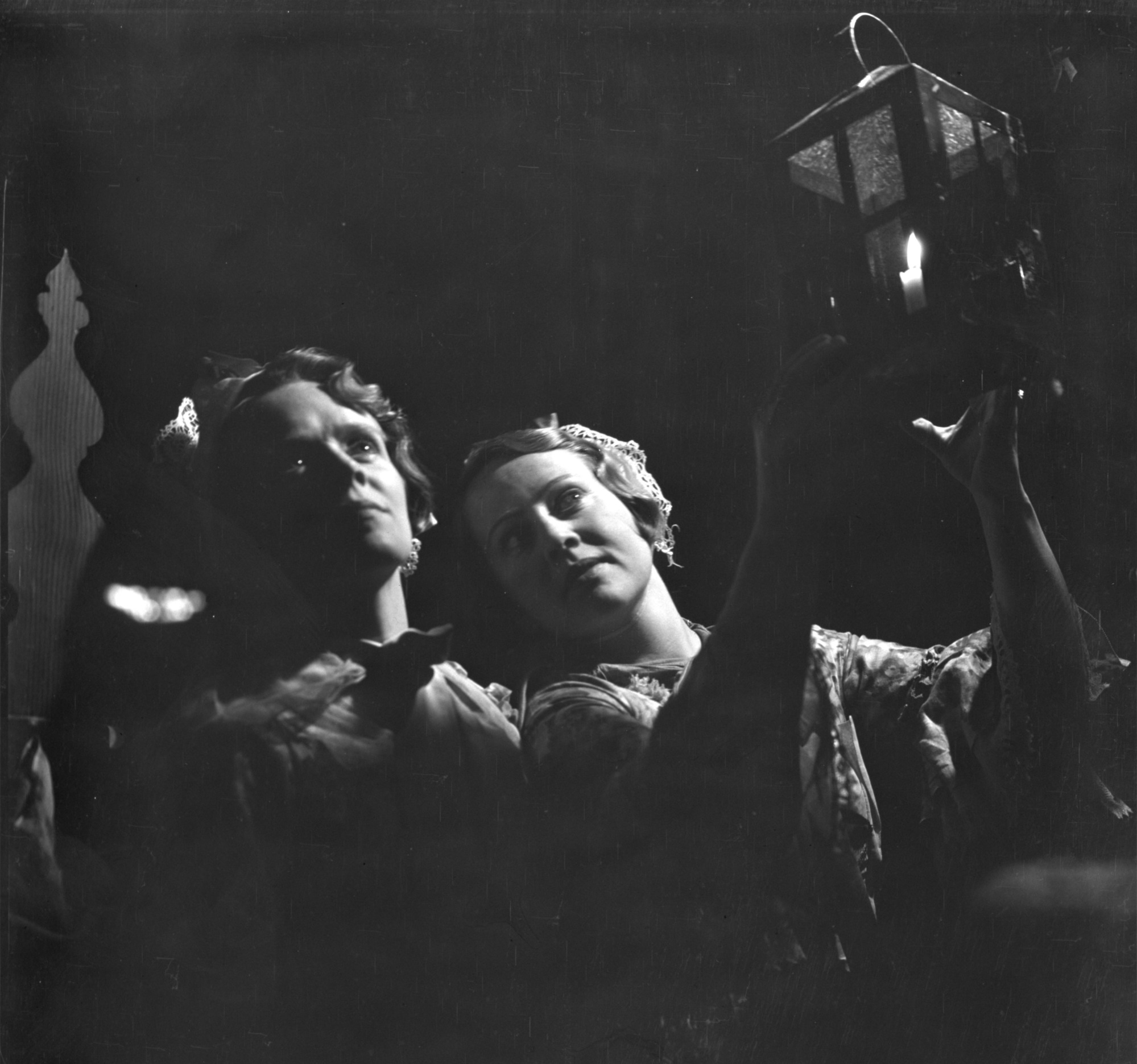 Mrs. Russell White and Mrs. Ralph Anderson in peasant chorus of Bracebridge pageant. Copy Neg: L. Radanovich, 8/94.