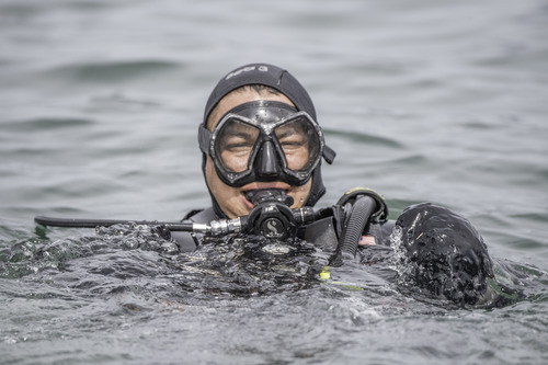 US Army veteran David Ortiz, a T-10 complete paraplegic from a helicopter crash in Afghanistan, participates in a dive at the USS Arizona.