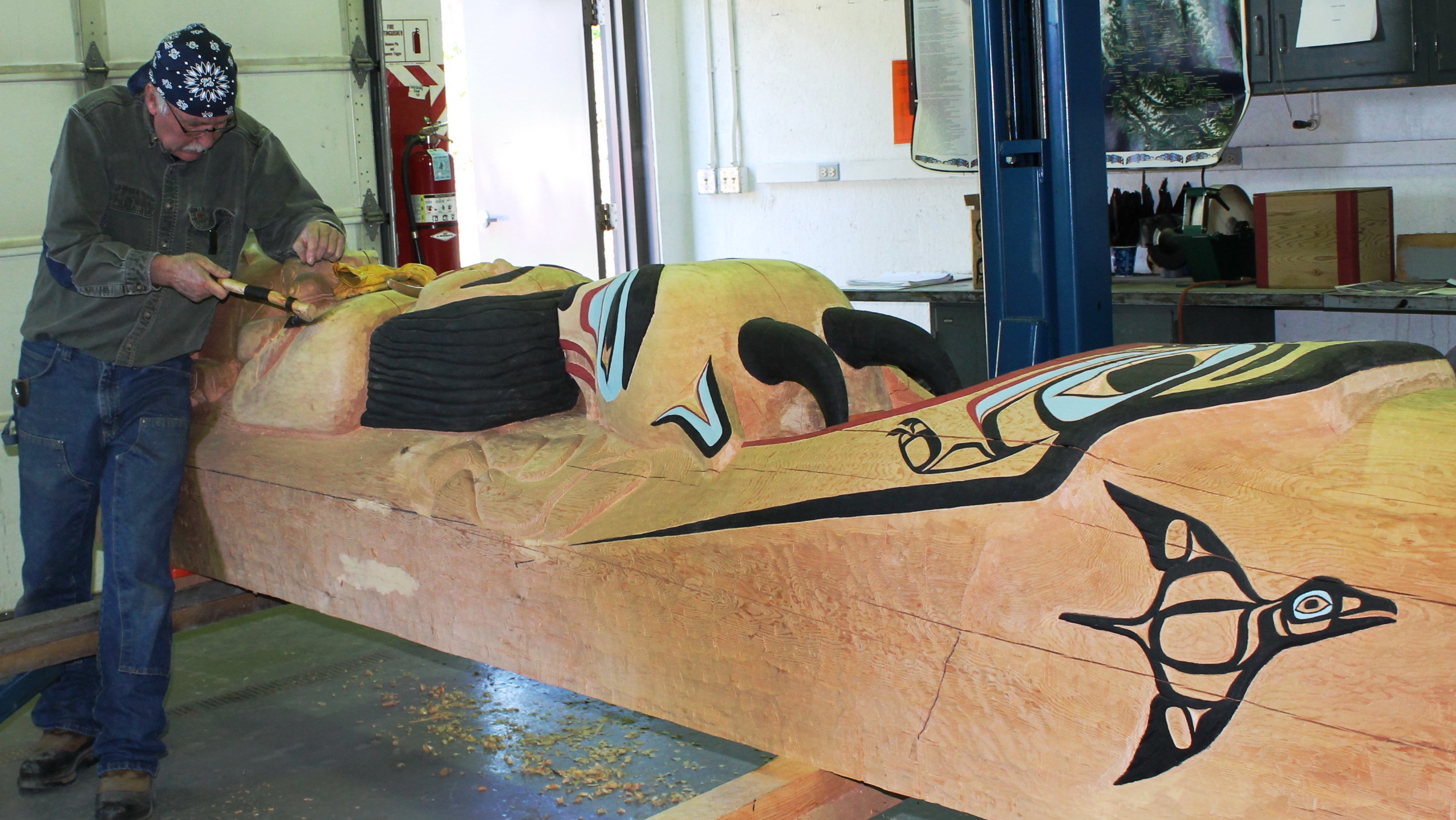 Gordon working on T'akdeintaan post