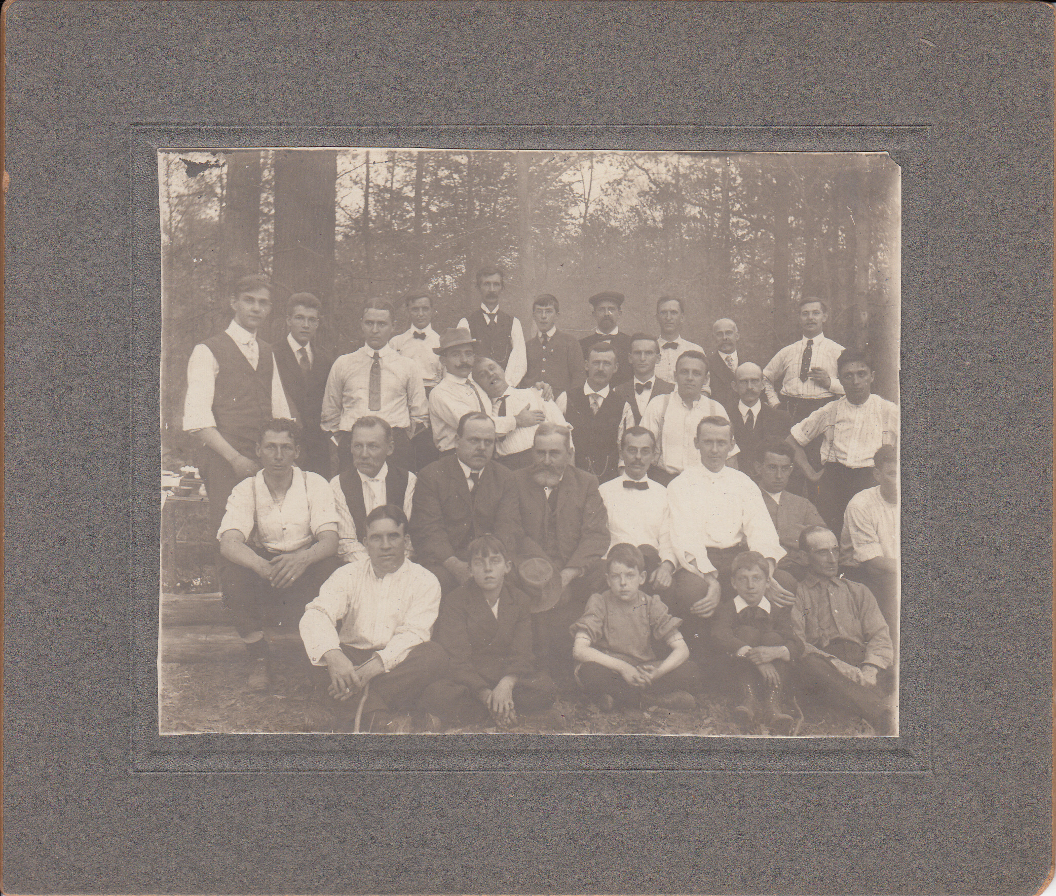 Employee picnic. [Possibly General Electric Edison Lamp Works employees outing to Menlo Park?]