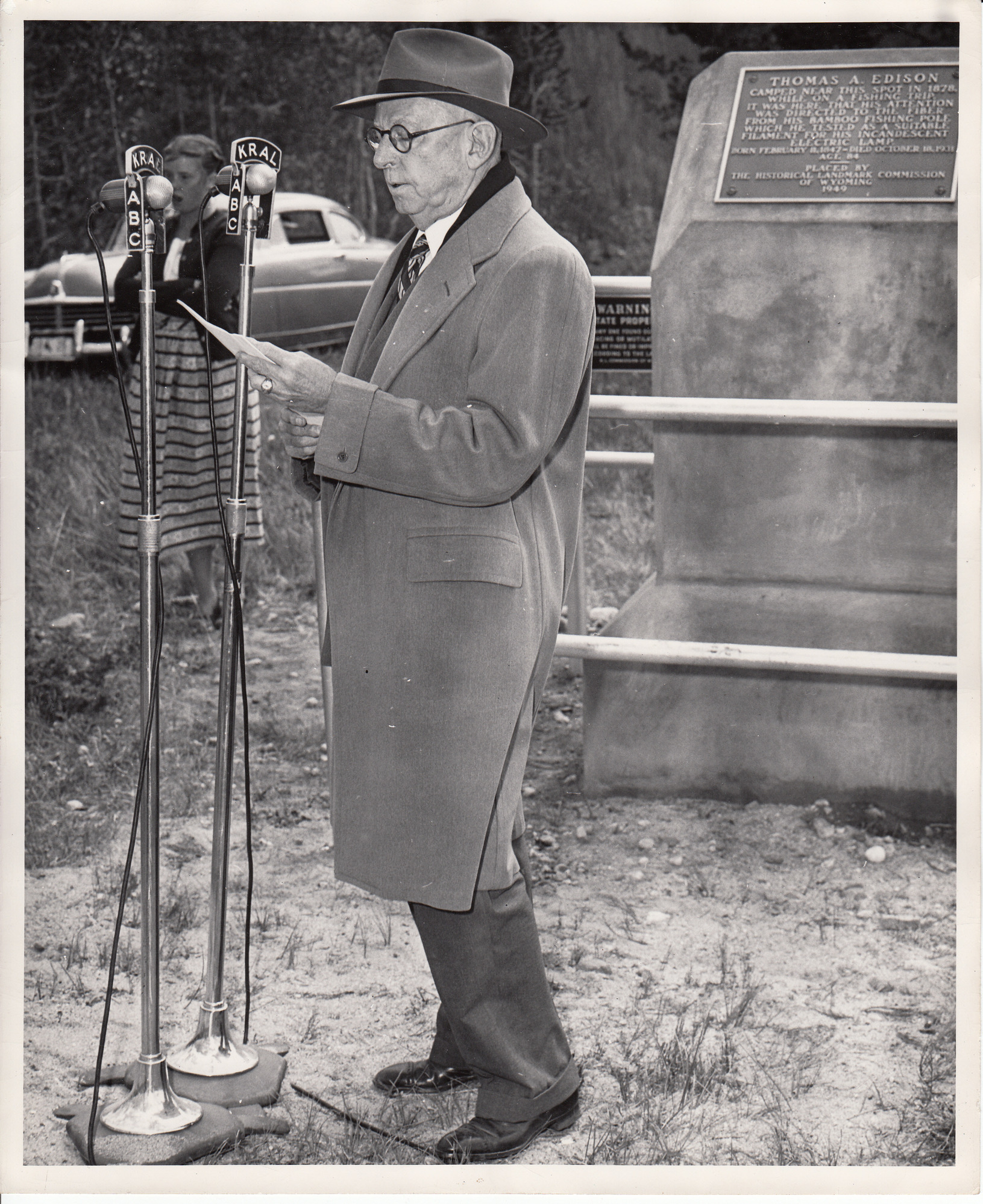 Adm. Harold G. Bowen, executive director of the Edison Foundation, speaking at dedication of Edison plaque.