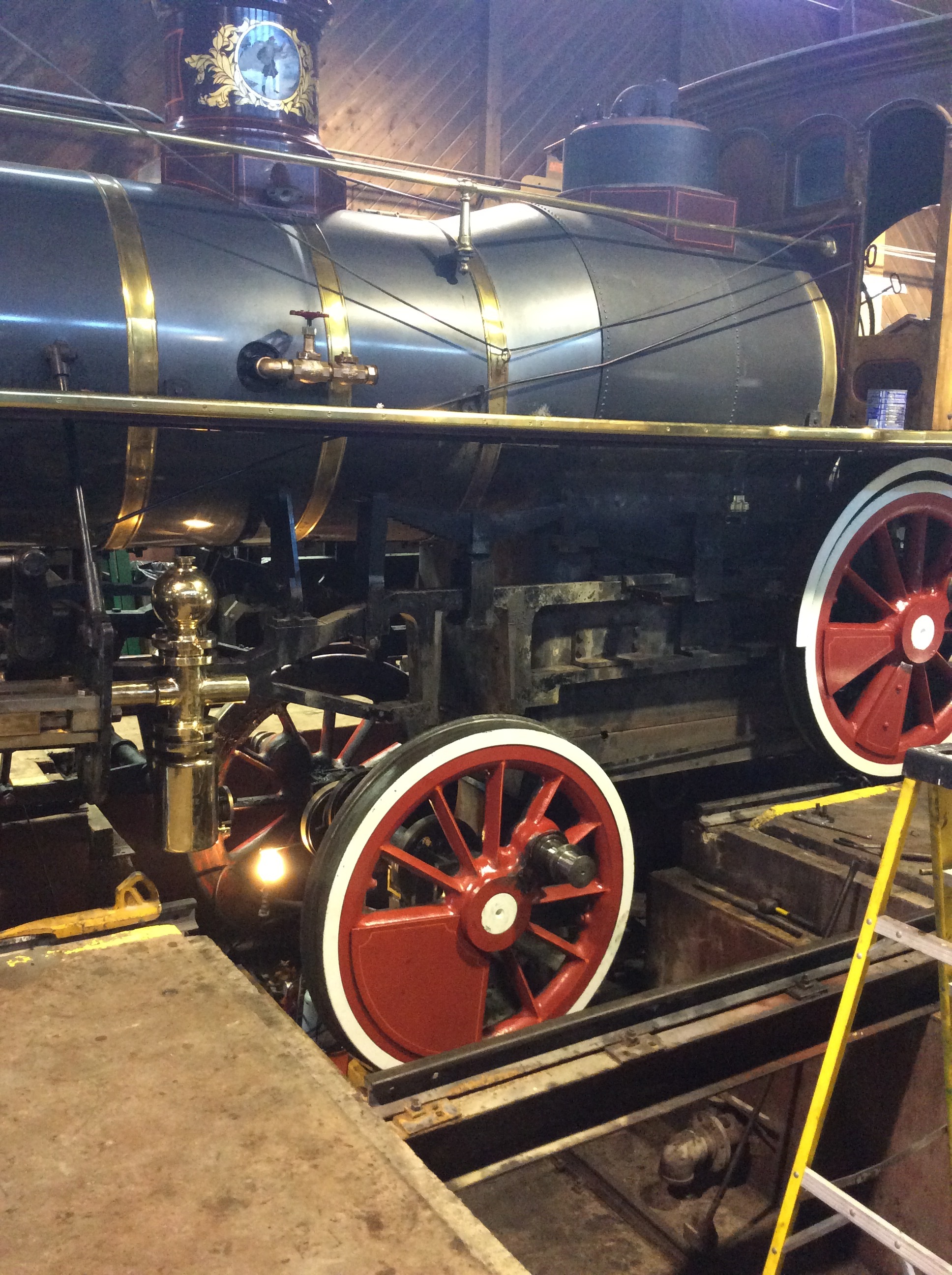 Lowering the driving wheels from the 119 locomotive