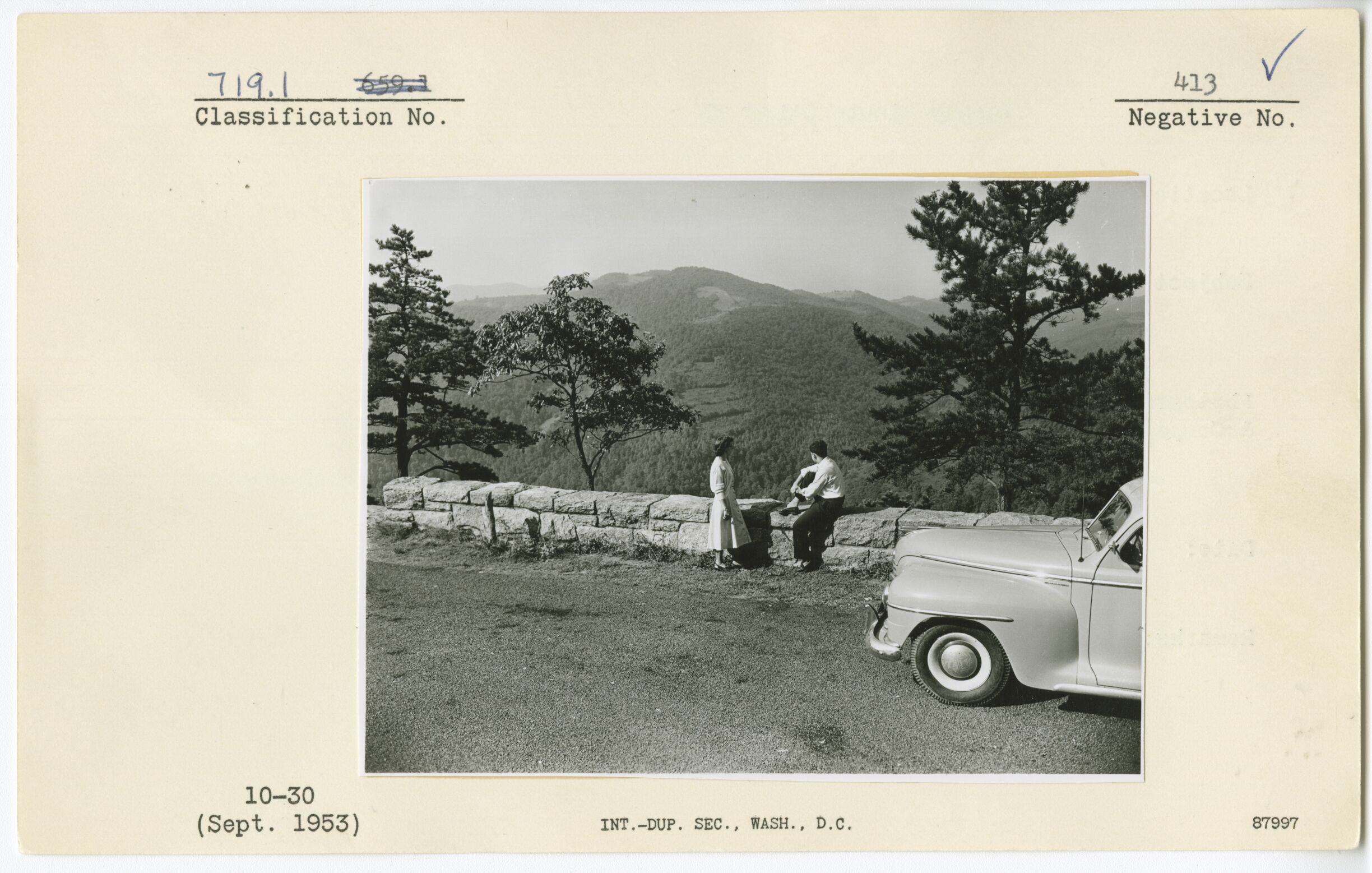 20 Minute Cliff Parking Overlook with visitors