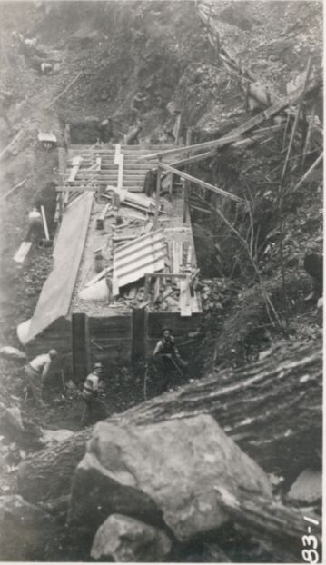 Looking back on wall, Station 121+25