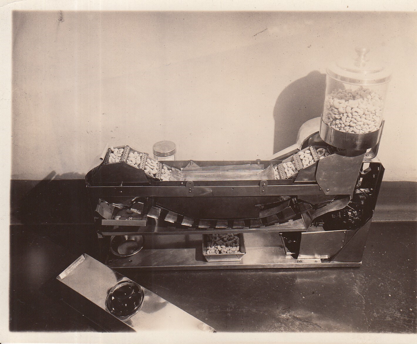 Machine for treating cashew nuts, top view.