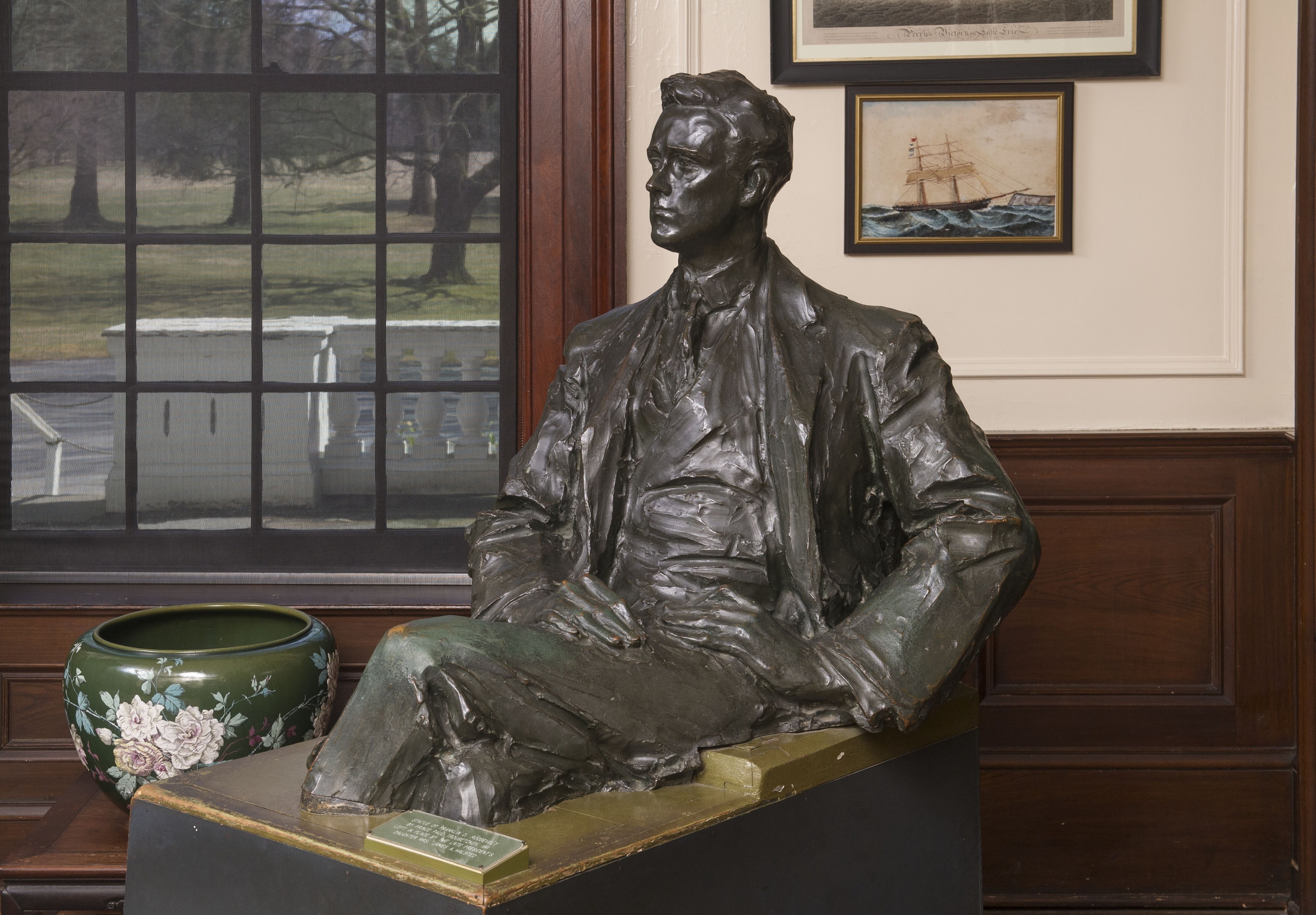 Life-size bronze sculpture of Franklin Roosevelt displayed inside his house.