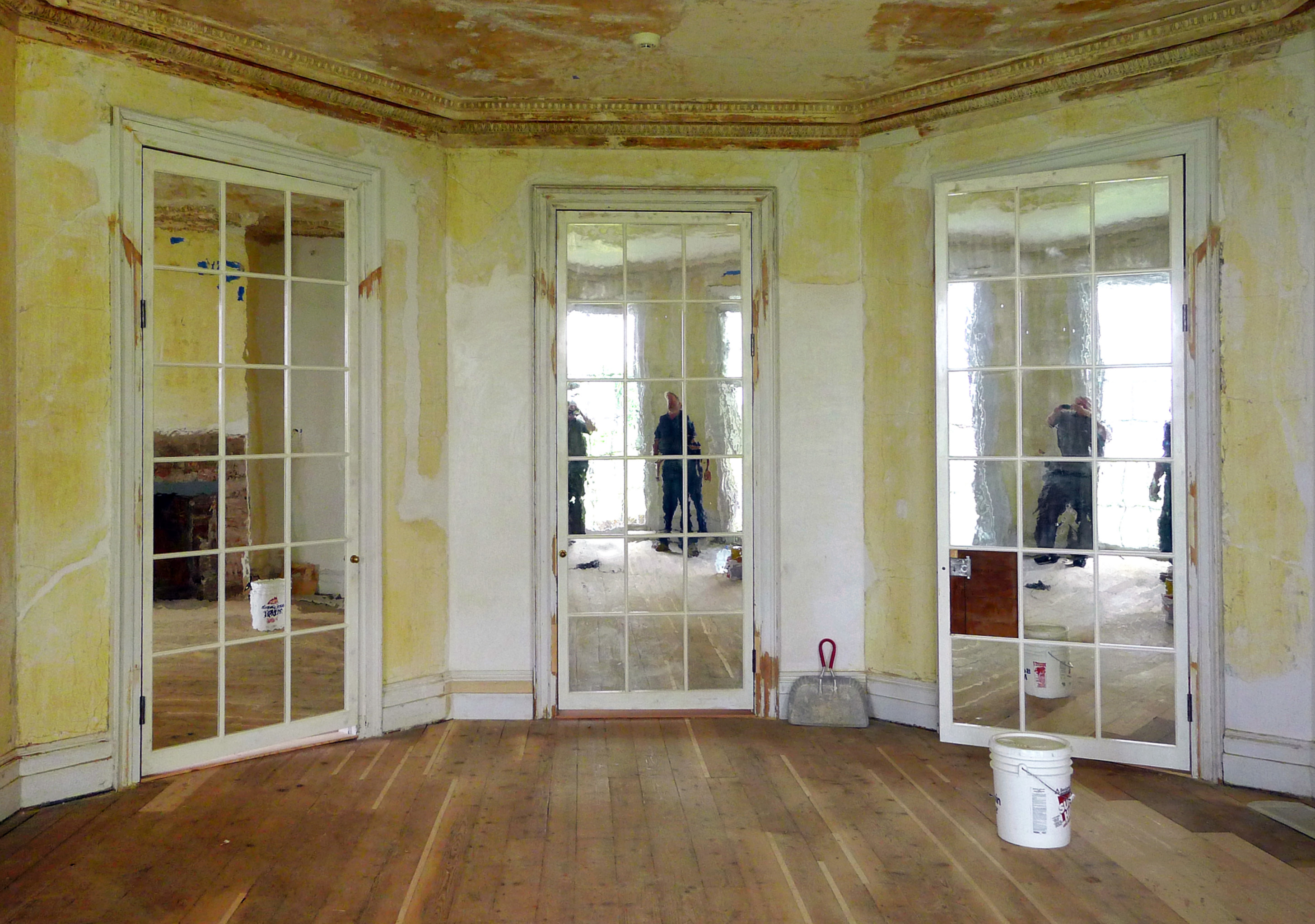 A splotchy yellow room with mirrored doors.