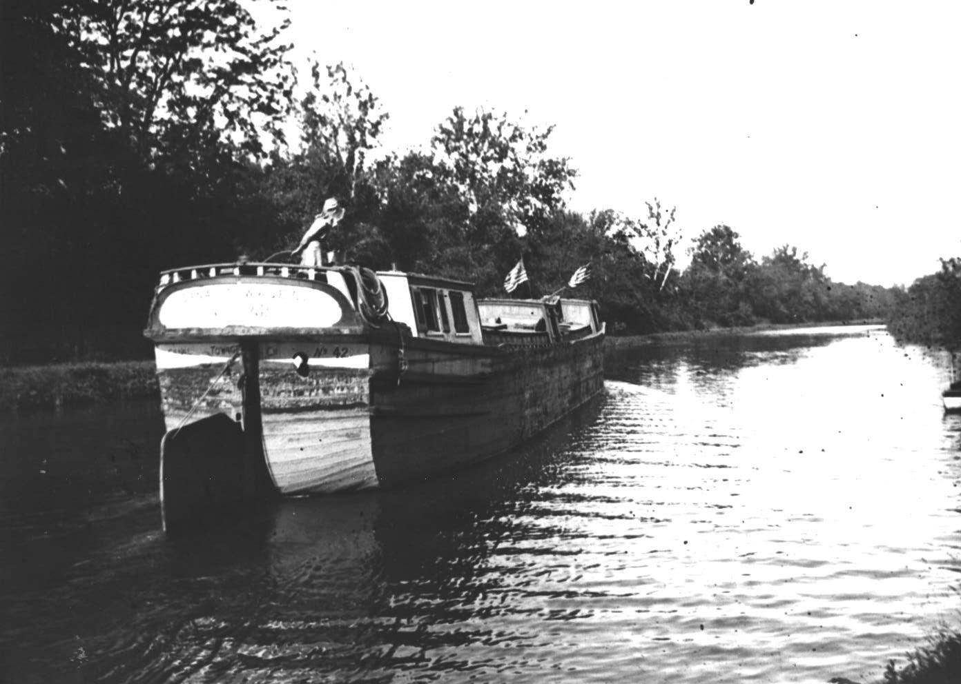 Many families called their boats on the canal home and thus the entire family operated a boat together. The mother often worked as tiller steering the boat along the canal.