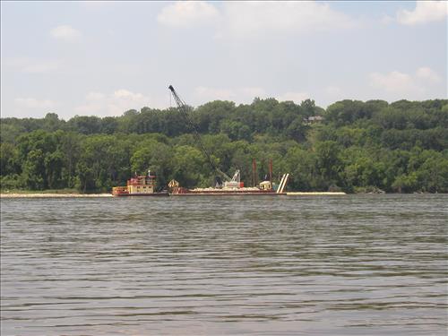 Construction of river channel closing structure in the Mississippi NRRA