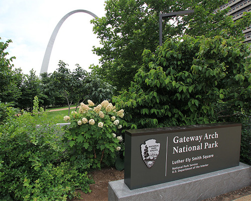 NPS Gateway Arch National Park Sign with the Gateway Arch in the background.