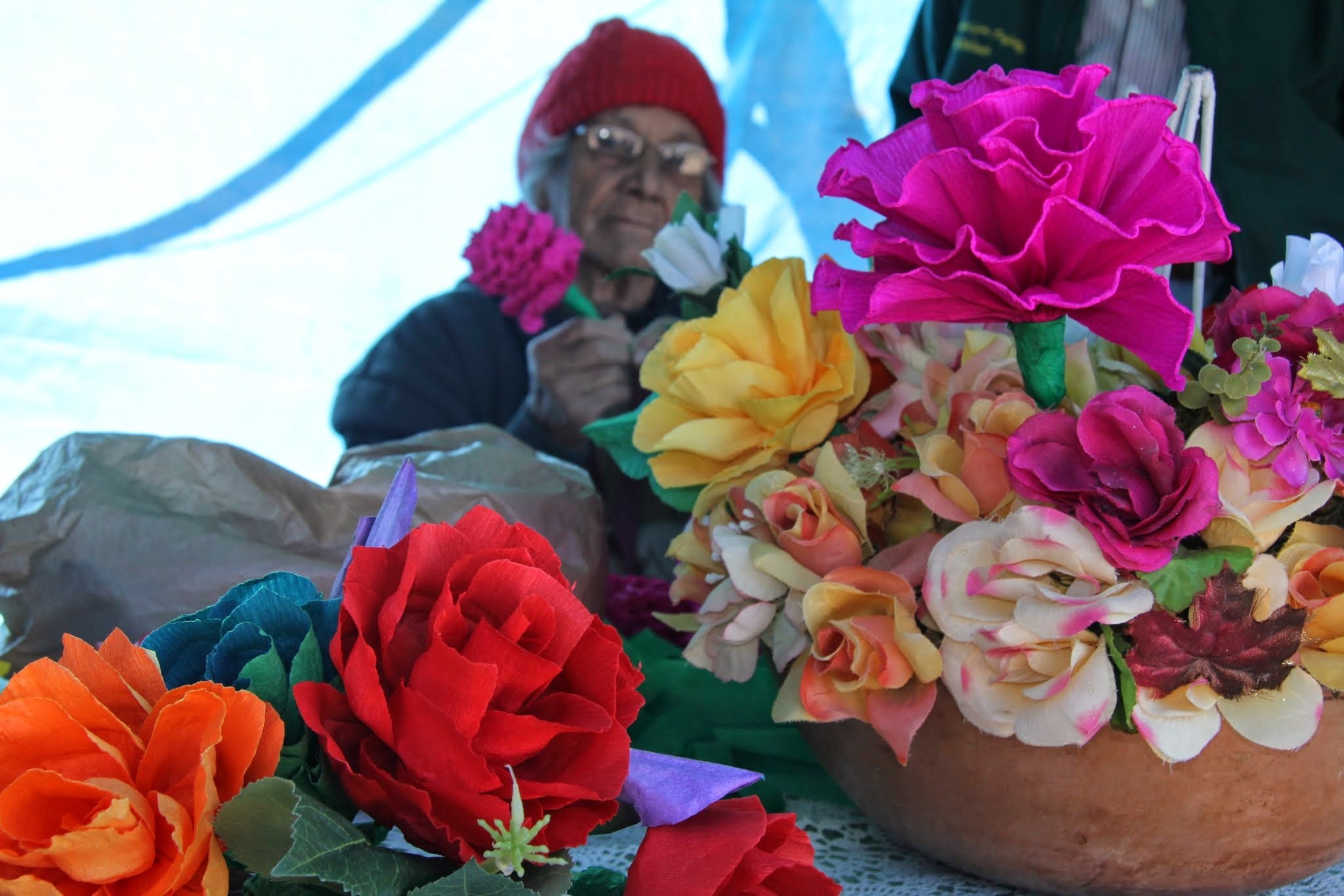 Gloria Moroyoqui, paper flower demonstration