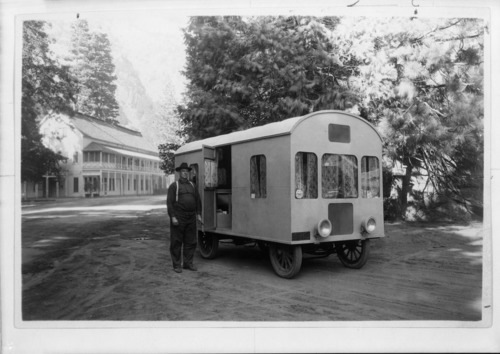 [R.E. Jeffery's handcrafter motor home, built on the chassis of a 1905 Pierce Arrow.]