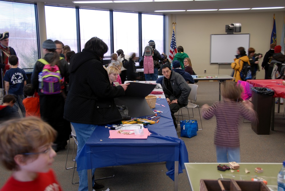 Kids make birthday cards for General Washington