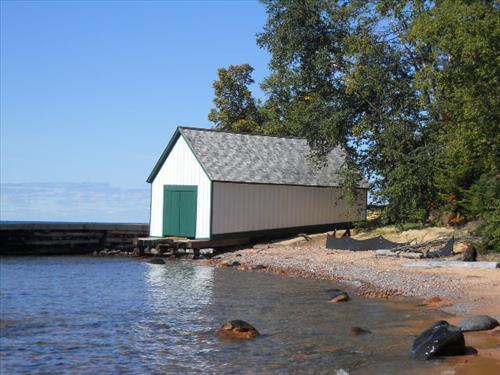 APIS, Devils Island Boathouse