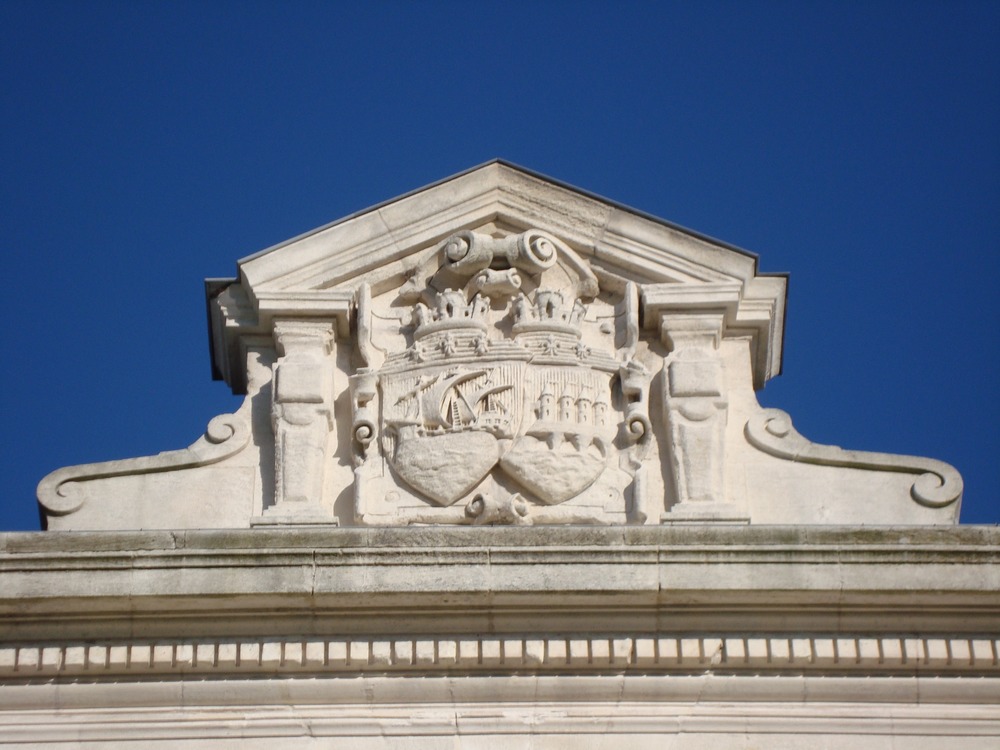 This facade decoration shows the importance of the sea and trade to the wealth of La Rochelle.