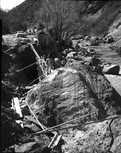 The construction of retaining wall section 10b Virgin River between intersection and Court of the Patriarchs.