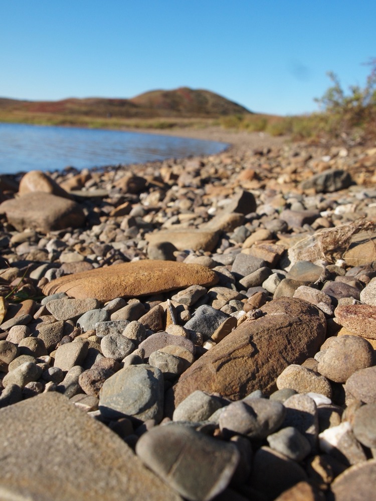 Gravel beach on the edge of Etivlik Lake