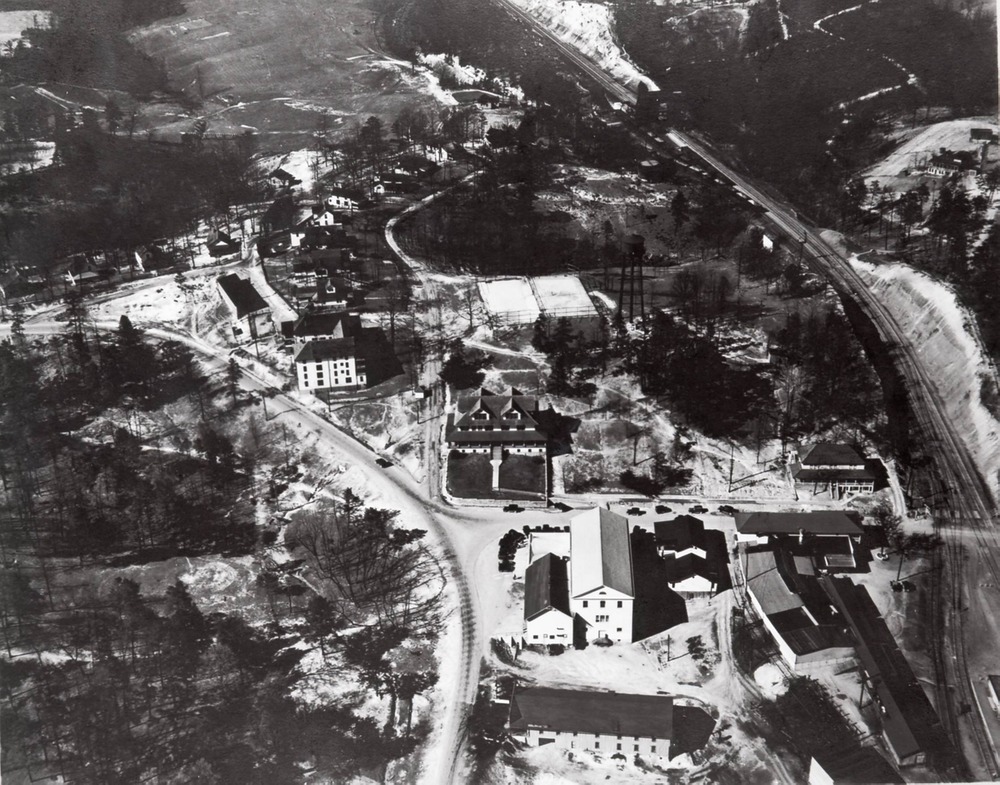 Stearns, Kentucky seen from the air. Visible are the company headquarters, depot, and the water tower on the main Southern line.