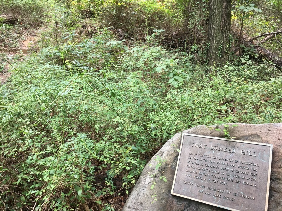 A plaque on a stone noting the site of Fort Bunker Hill