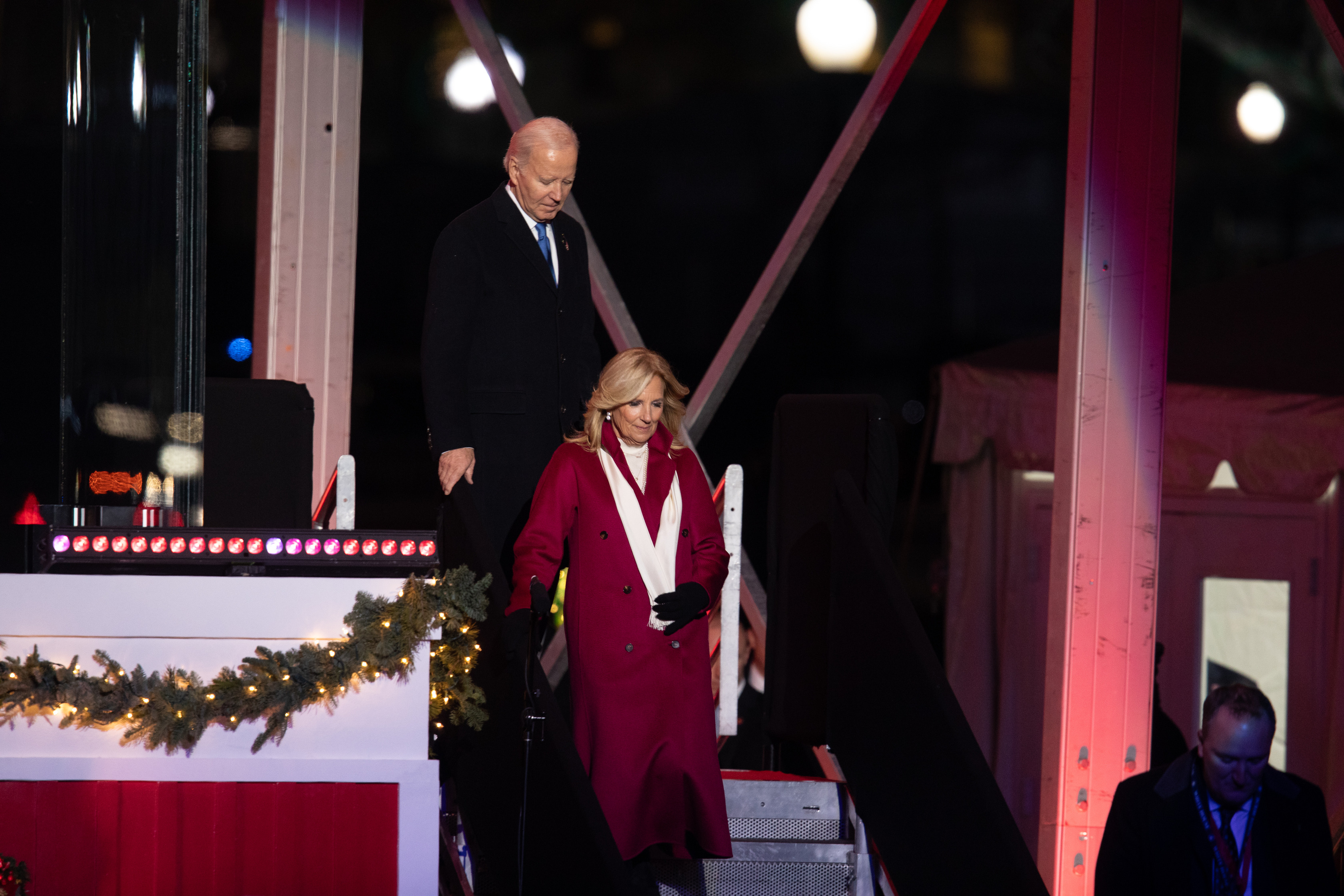 The President and First Lady walk down stairs.