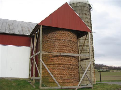 The brick barn silo on Thomas farm at Monocacy N.B., January 16, 2007.