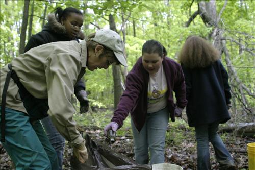 RiverDay trash clean up youth volunteers