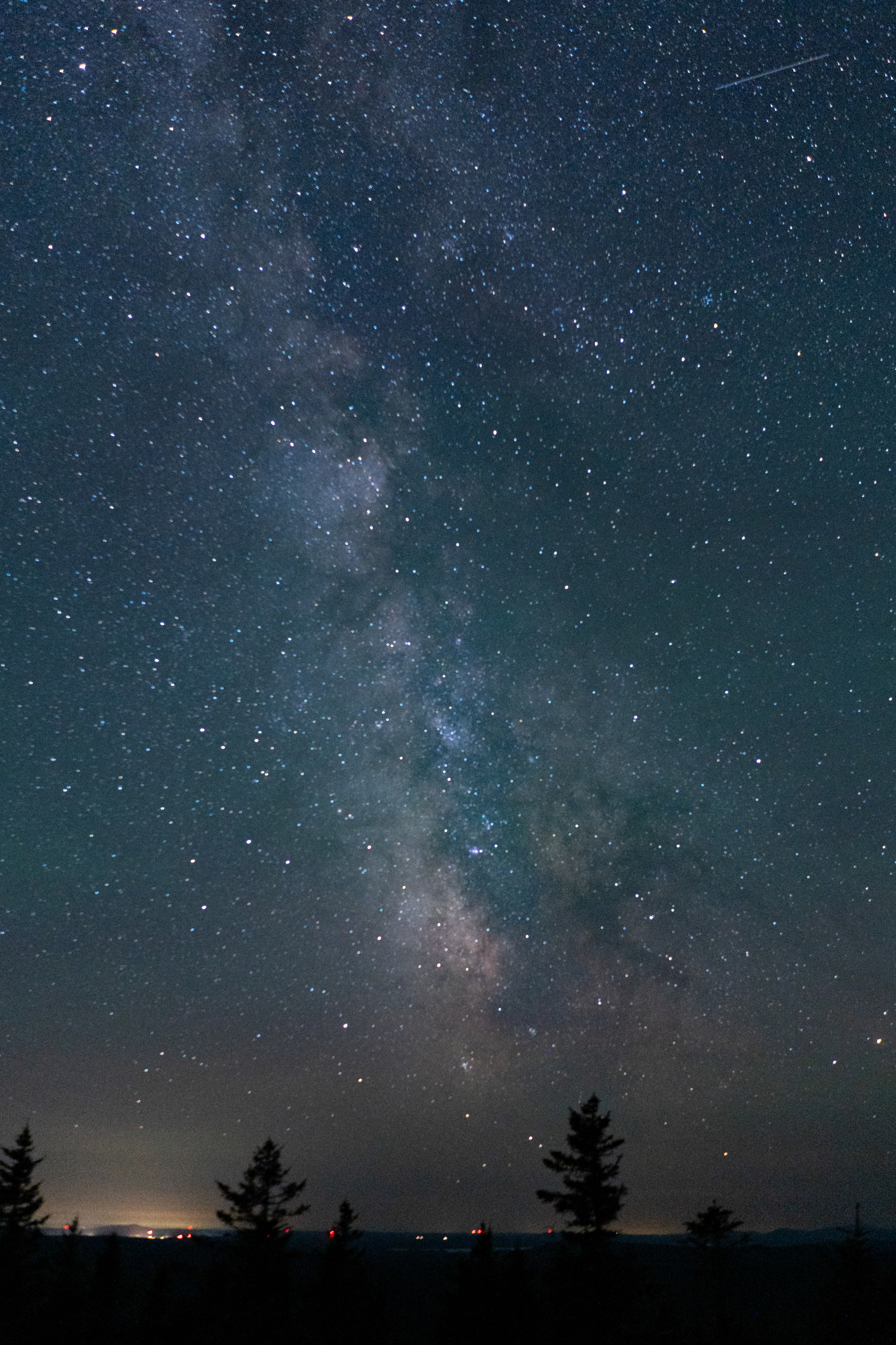 Milky way lights up the dark sky above Deasey Mountain.