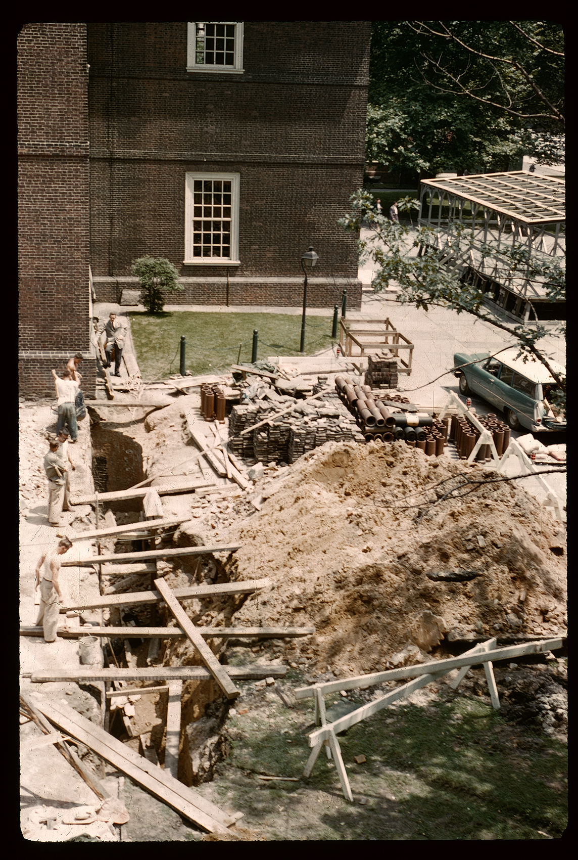 Independence Square Maintenance - Dig Back of West Arcade