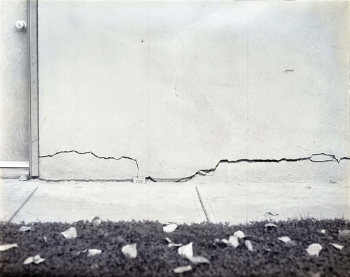 Cracks in stucco of garage wall - faulty construction, residence Building 39.